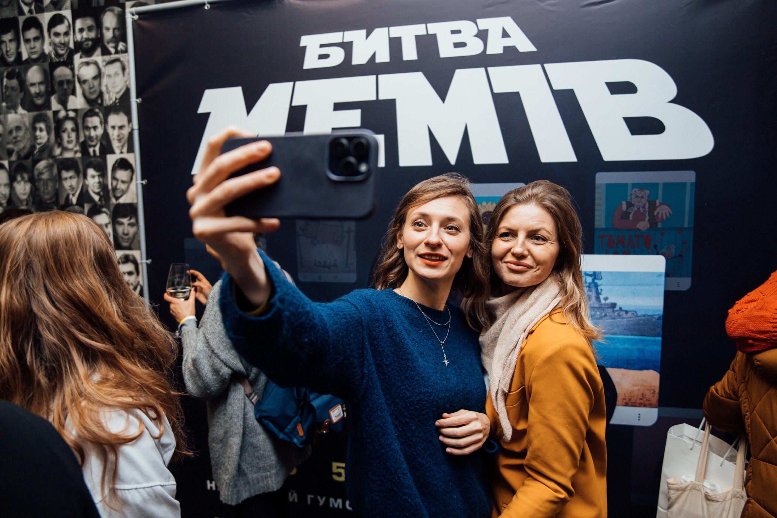 Прем’єра фільму відбулася на урочистому заході до річниці програми єВідновлення, зібравши дотичних урядовців, нардепів, іноземні послів і міжнародних донорів. Багато хто не стримав сліз. Ми вітаємо реалізаторів програми єВідновлення з важливою річницею. І бажаємо всім жертвам російської агресії бути ЗНОВУ ВДОМА.